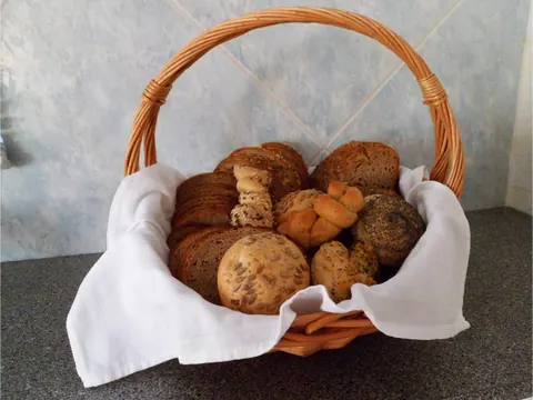 Brotkorb mit verschiedenen Brötchen