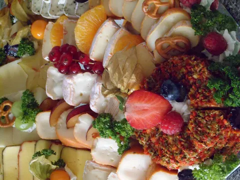 Canapés mit Früchten und Frischkäse