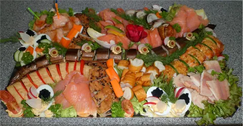 Lange Fischplatte mit Lachs und Garnitur