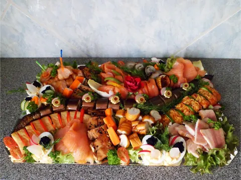 Fischplatte mit Räucherfisch und Zitrone