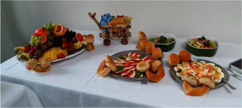 Früchte- und Gemüseplatten auf einem Buffettisch