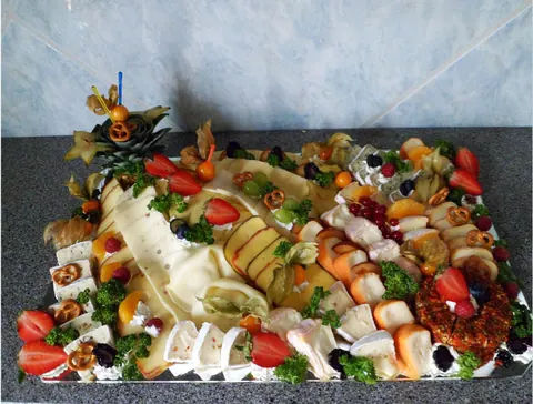 Käseplatte mit Früchten und Garnitur