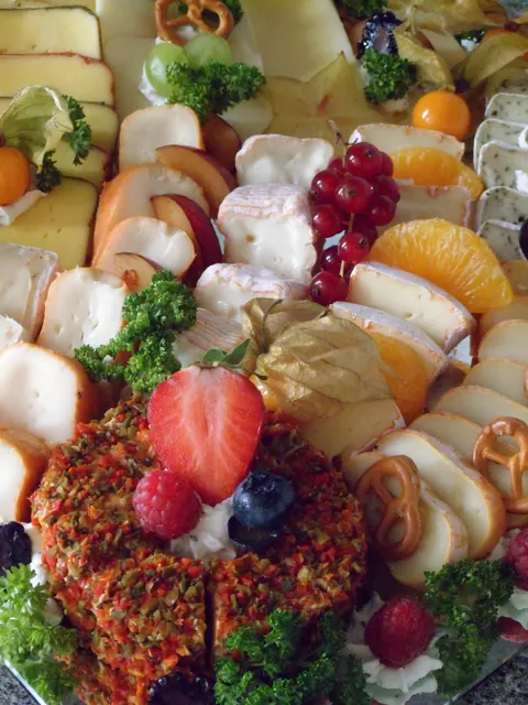Festlich angerichtete kalte Speisen mit Früchten