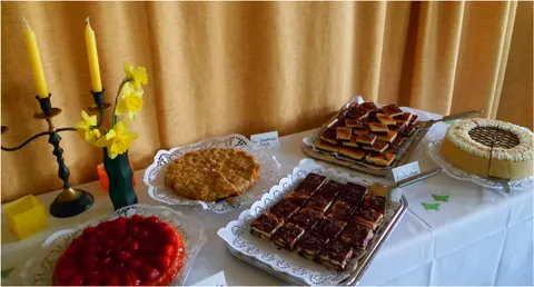 Kuchenbuffet mit Torten und Blechkuchen