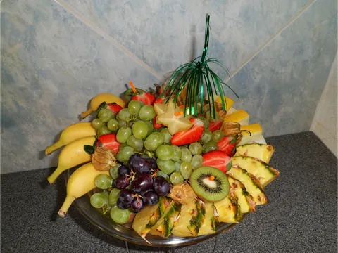 Obstschale mit Weintrauben, Kiwi, Erdbeeren und Ananas