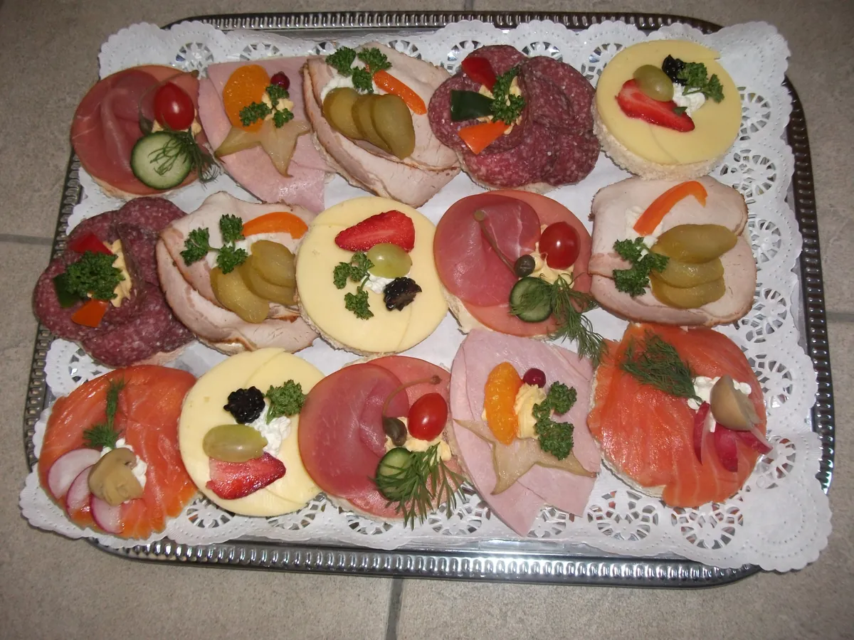 Reich garnierte Wurst- und Käseplatte mit Schinken, Salami, Käse und Gemüse