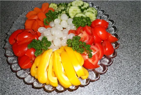 Rohkostplatte mit Paprika, Tomaten, Gurken und Blumenkohl