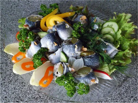 Drei Salatschalen mit verschiedenen Salaten