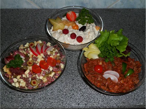 Hering mit Gurke und Zwiebeln auf Salatblättern