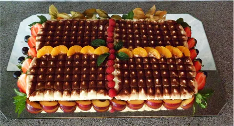 Tiramisu mit Früchten auf einem Blech