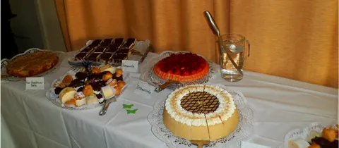 Verschiedene Torten auf einem Buffet
