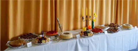 Vesperbuffet mit Platten und Kerzenleuchter