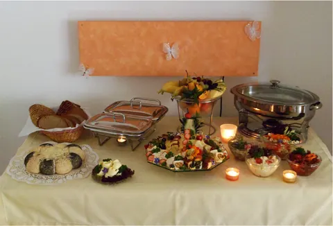 Warme Speisen in Warmhaltebehältern auf einem Buffet