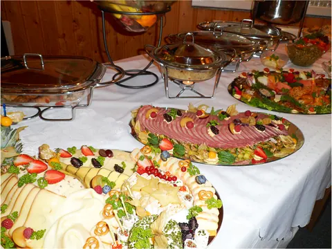 Buffet mit Warmhaltebehältern und Platten