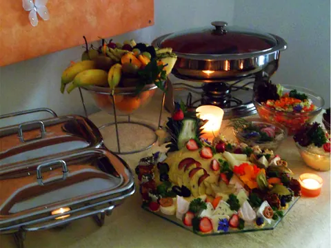 Festliches Buffet mit Kerzen und Platten