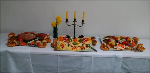 Wurst- und Käseplatten auf einem Buffettisch