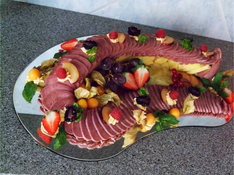 Zungenplatte mit geschnittener Rinderzunge und Früchten